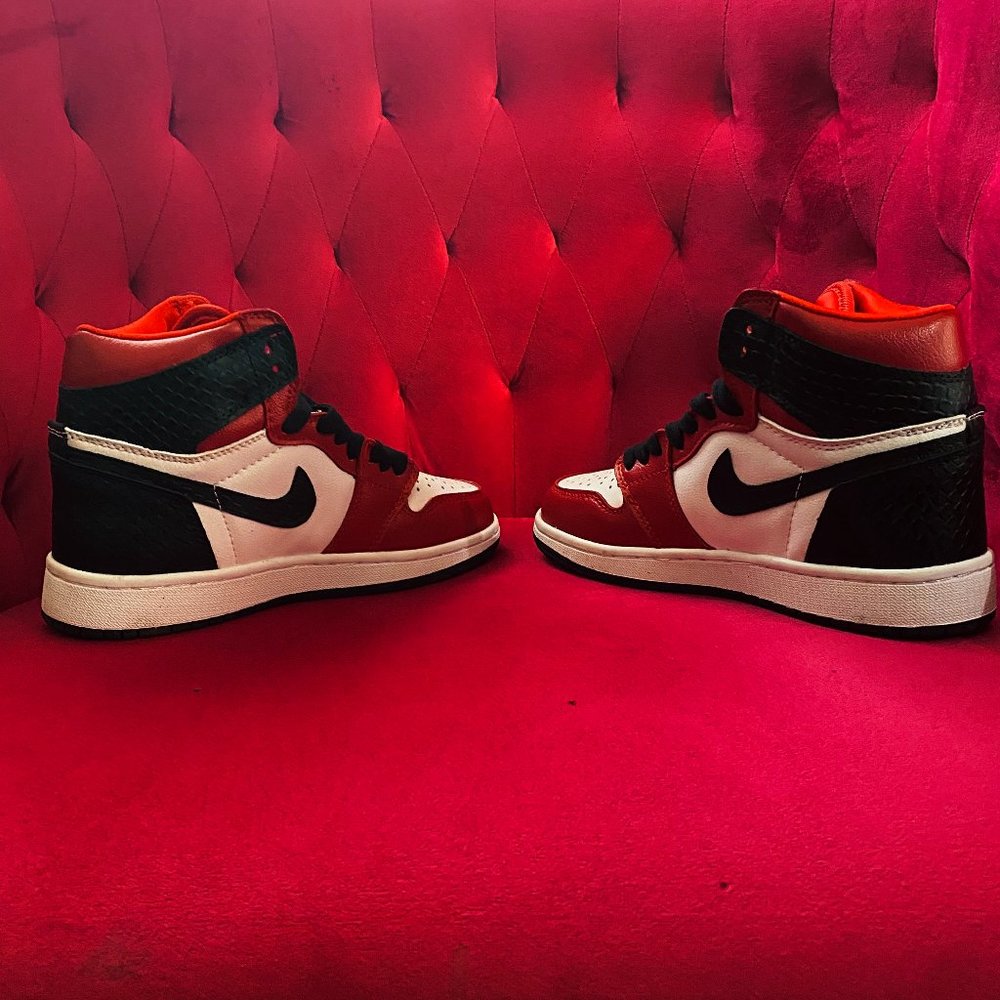 Air Jordan 1 Retro High Satin Snake Chicago